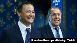 Қырғызстанның жаңа сыртқы істер министрі Руслан Казакбаев пен Ресей сыртқы істер министрі Сергей Лавровпен кездескен сәт.  Мәскеу, 23 қазан 2020 жыл.