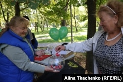 Учасниця заходу беру печиво з передбаченням