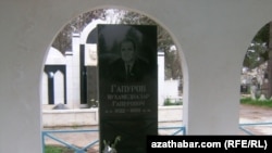Muhammetnazar Gapurow Aşgabat şäherindäki gonamçylygyň Hormat alleýasynda jaýlandy.