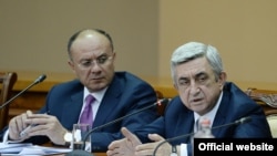 Президент Армении Серж Саргсян (справа) и министра обороны Сейран Оганян в ходе совещания в Минобороны, Ереван, 18 апреля 2014 г.