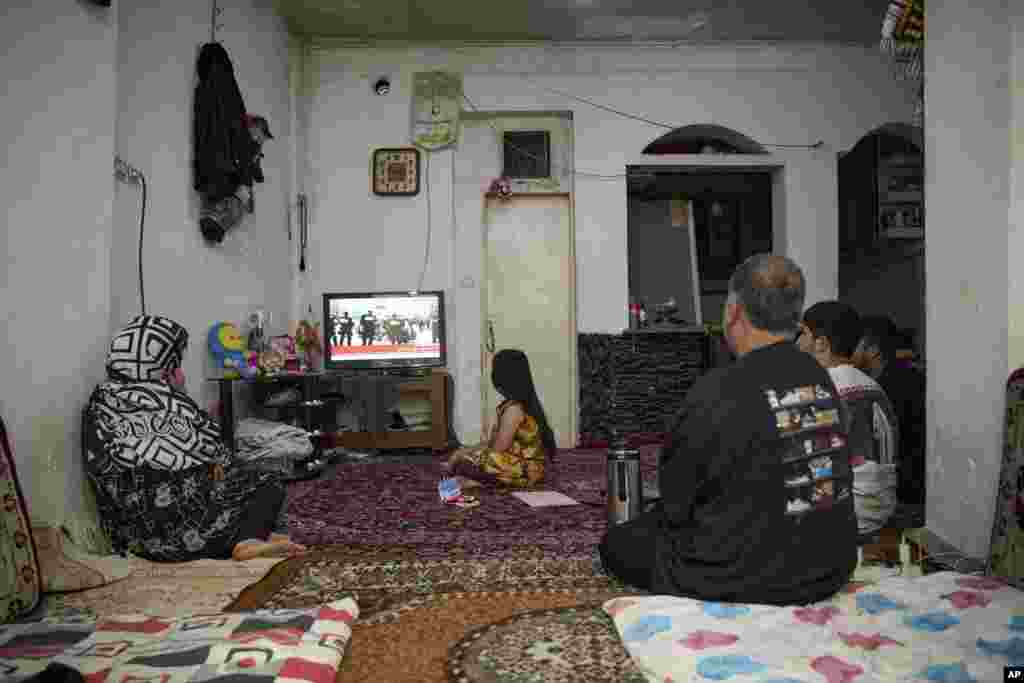 سارا گفت: «افغانستان وطن من است، ایران هم همین‌طور. من دو کشور دارم که مثل یک کشور هستند.» او در یکی از صفحات دفتر نقاشی‌اش نوشته بود: «مرسل، دوستت دارم عزیزم»؛ پیامی برای بهترین دوستش که خانواده‌اش در جریان بمباران‌ها دوباره به افغانستان بازگشته بودند.