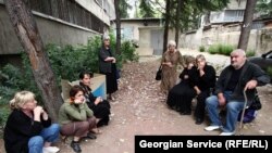 еженцы требуют, чтобы им предоставили жилплощадь в Тбилиси, где можно найти работу