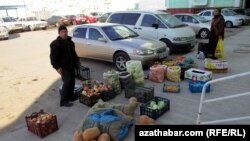 Aşgabat, bazardan ýer ýetmedik satyjy. Arhiw suraty