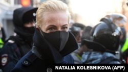 Всупереч поширюваній у російських ЗМІ версії, її від’їзд із Росії не викликаний страхом через арешт чоловіка, наголошує німецьке видання