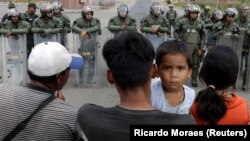 Противостояние венесуэльской армии и мирных венесуэльцев на одном из участков границы с Бразилией, 22 февраля 2019 года.