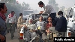 اعضای زخمی‌شده مجاهدین خلق در یکی از حملات نیروهای عراقی به اردوگاه اشرف.