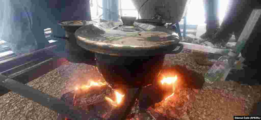 A cooking place in a temporary shelter at the Lipa camp Aid organizations are bringing food, but there is no heat for cooking or water in the tent.