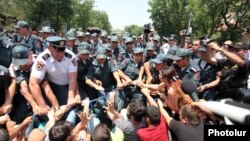 Полиция разгоняет оставшихся на проспекте Баграмяна демонстрантов, Ереван, 6 июля 2015 г.