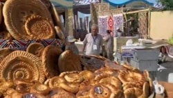 Diňle: Türkmenistanda ilatyň azyk aladalarynyň fonunda daşary ýurtly myhmanlara 'iýmit bolçulygy' görkezildi