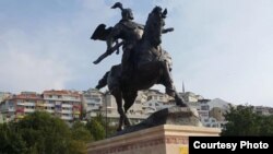 Памятник Манасу в Стамбуле.