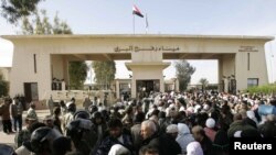 ده‌ها فلسطینی در انتظار برای عبور از مرز رفح/ تصویری آرشیوی از دسامبر ۲۰۰۷