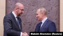 Председатель Европейского совета Шарль Мишель (слева) и президент России Владимир Путин 