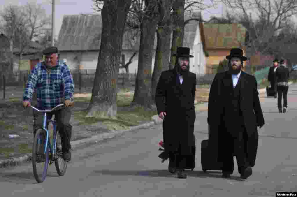 Близько тисячі прочан-хасидів з Ізраїлю, Угорщини, Росії й інших країн прибули на паломництво до могил цадиків у містечку Белз (Львівська область), 18 квітня 2013 року.