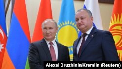 Игорь Додон (ондо) Орусия  президенти  Владимир  Путин  менен  КМШ  саммитинде.  Москва, 26-декабрь, 2017-жыл. 