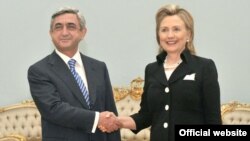 Հայաստանի նախագահը ողջունում է ԱՄՆ պետքարտուղարին Երեւանում, 2010թ.