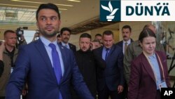 15-nji maýda Ukrainanyň prezidenti Wolodymyr Zelenski (ortada) Ankara geldi