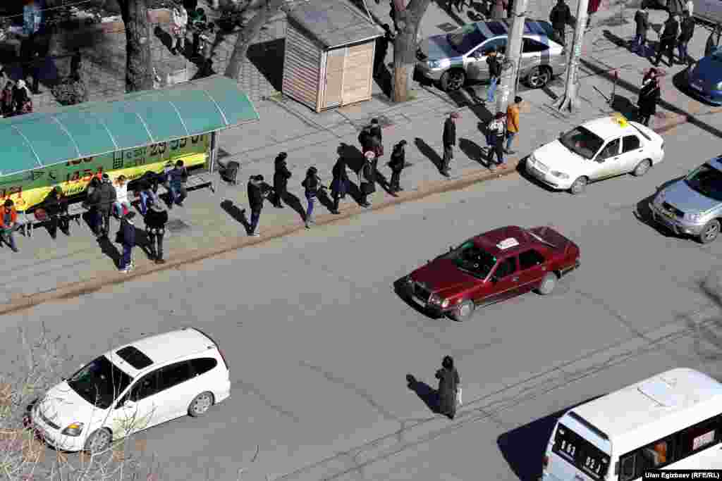 &quot;Айчүрөк&quot; соода борборунун жанындагы аялдама.