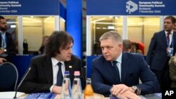 Прем'єр-міністр Словаччини Роберт Фіцо розмовляє з прем'єр-міністром Грузії Іраклі Кобахідзе під час відкриття пленарного засідання саміту Європейської політичної спільноти (ЄПС) в Будапешті, 7 листопада 2024 року