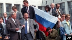 Ельцин Мәскәүдә танк өстенә менеп халыкны каршылык чаралары башларга өнди. 19 август 1991
