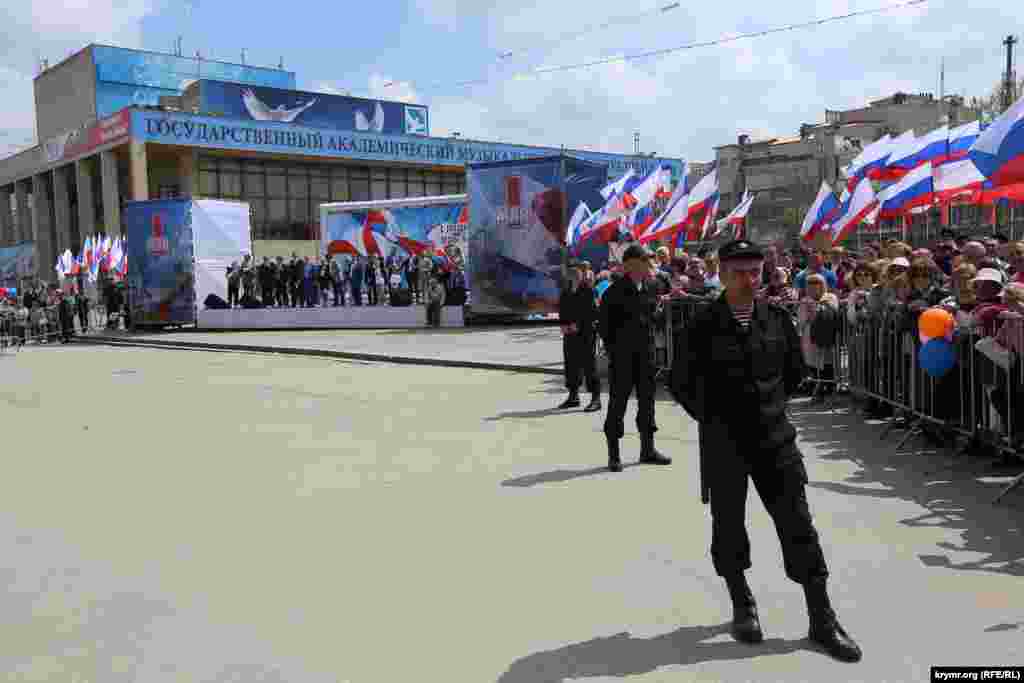 По периметру выстроенна охрана