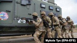 Українські військові під час спільних міжнародних навчань Rapid Trident- 2019 на полігоні поблизу Львова, 20 вересня 2019 року