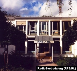 У 1976 годзе Радыё Свабодная Эўропа і Радыё Свабода аб’ядналі ў адну карпарацыю, штаб-кватэру якой разьмясьцілі ў Мюнхене у гэтым будынку побач з Англійскім паркам