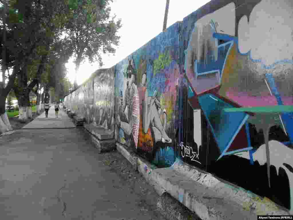 Келген &nbsp;коноктор негизинен франциялык жана германиялык сүрөтчүлөр. Бишкектик сүрөтчүлөр &nbsp;да өздөрүнүн жогорку деңгээлин көрсөтүштү. 