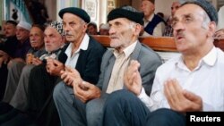 Праздничную молитву во время Ураза-байрам мусульмане, проживающие в Батуми, провели под открытым небом, т.к. местная мечеть не вместила всех молящихся