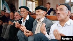 Согласно российской Конституции, все религиозные объединения отделены от государства, и тем не менее религию очень часто используют как инструмент влияния на формирование общественного мнения