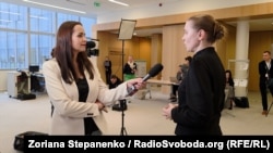 Міністерка оборони Литви Довіле Шакалієне (п) та кореспондентка Радіо Свобода Зоряна Степаненко (л) у штаб-квартирі НАТО після засідання Контактної групи з питань оборони України, Брюссель, Бельгія, 15 жовтня 2025 року