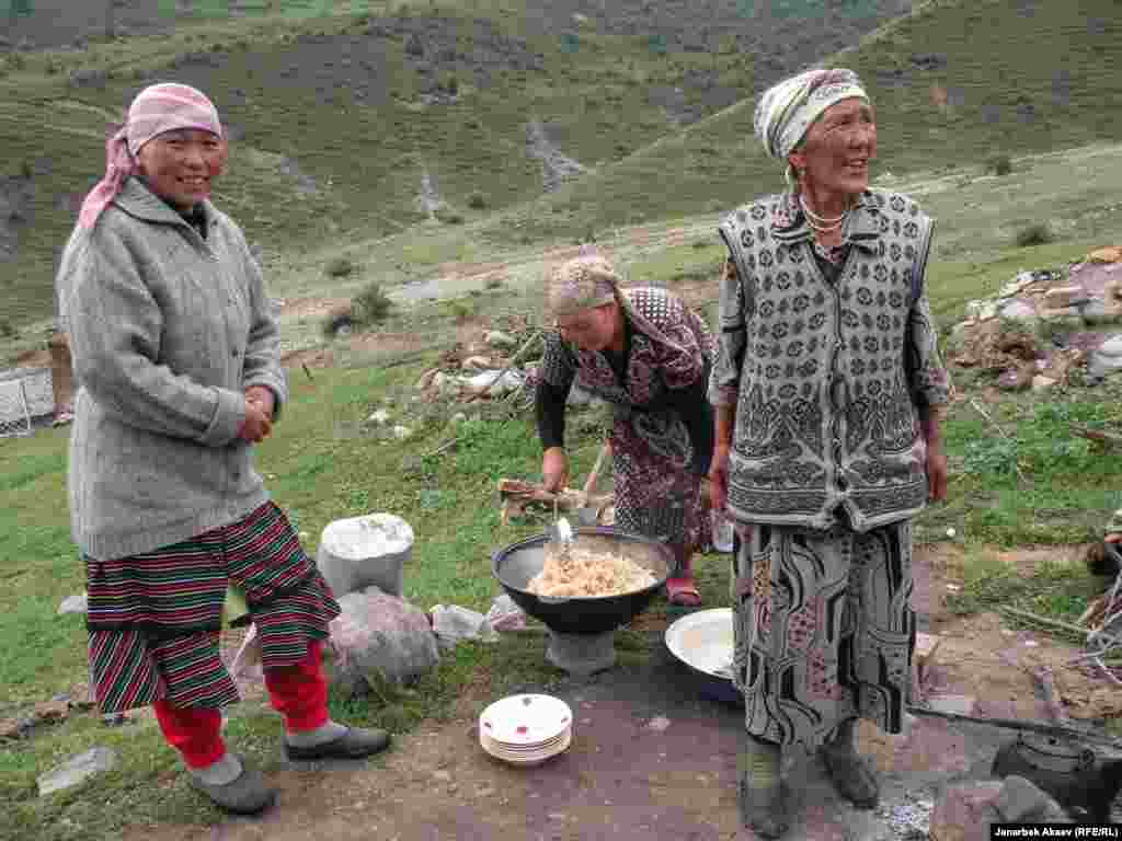 Высокогорный плов имеет свой неповторимый вкус и аромат. Он не такой как в долине. Но особенный, потому что атмосфера вокруг другая....