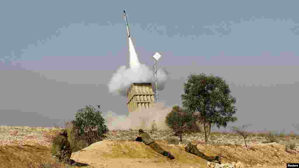 Ізраїльська система протиракетної оборони &laquo;Залізний купол&raquo; має на меті збивати ракети палестинців, але не завжди це вдається, фото біля міста Беершева на півдні Ізраїлю 15 листопада 2012 року