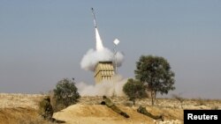 اسرائیل با استفاده از سیستم دفاعی «گنبد آهنین» موشک های فجر حماس را رهگیری می کند.