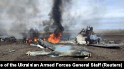 Украинанын куралдуу күчтөрү атып түшүргөн Орусиянын аскердик учагы. Иллюстрациялык сүрөт.