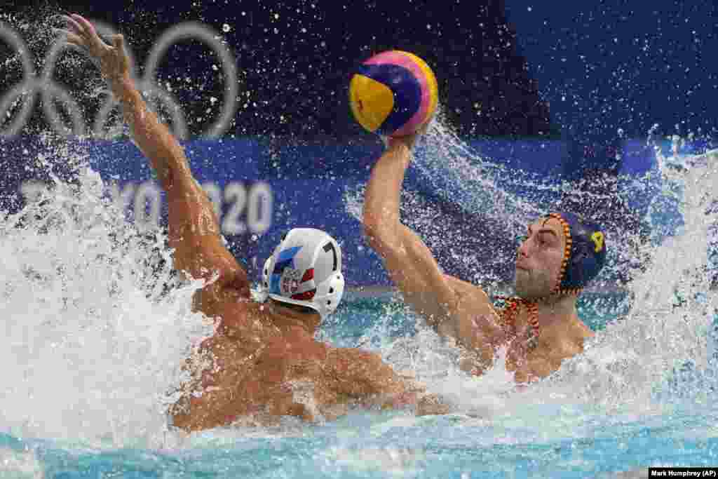 Суу полосу боюнча Сербия жана Испания курама командаларынын беттеши.