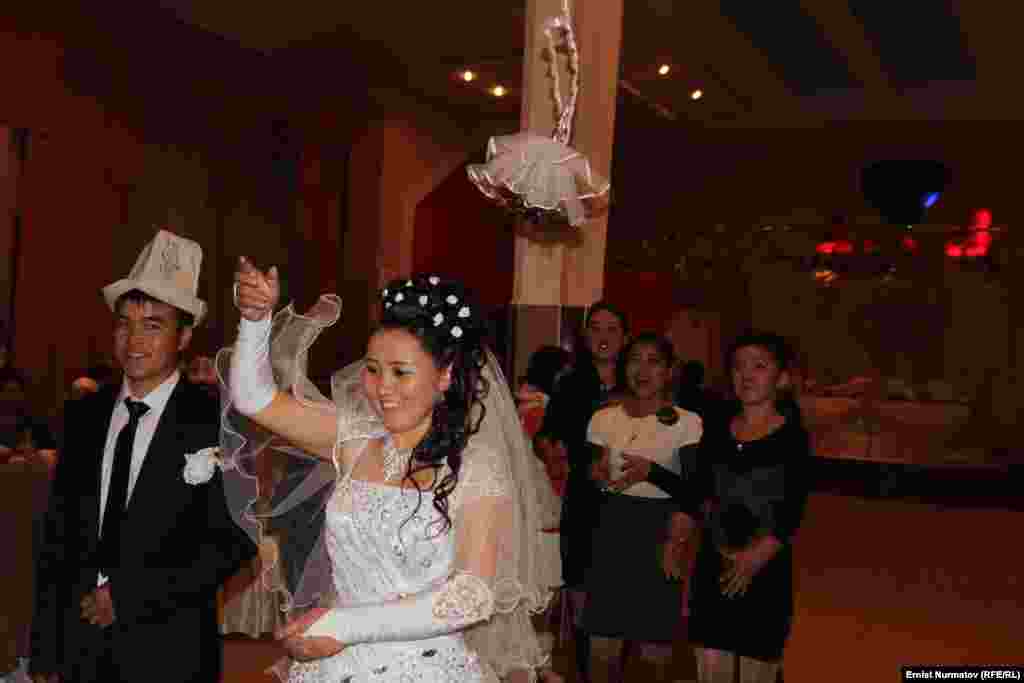 Даже в селах строят специальные залы для свадебных торжеств