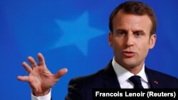 مکرون می‌گوید، افرادی که به دنبال راه حل‌های ساده بودند، برگزیت را مطرح کردند.