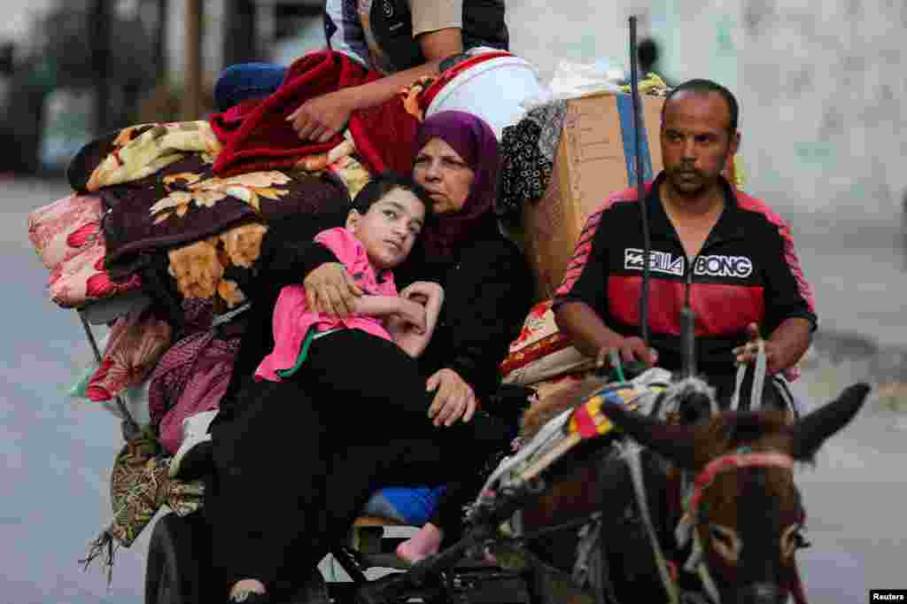 برخی از ساکنان منطقه تل&zwnj;السلطان در رفح در حال تخلیه این منطقه در روز سه&zwnj;شنبه هشتم خرداد