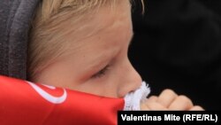 Хоккей хьажа еана Чехийн Республикан къона махкахо ю шайн къоман гимне ладугIуш, шайн хоккейн тобан бесаш долу шарф а карахь. 