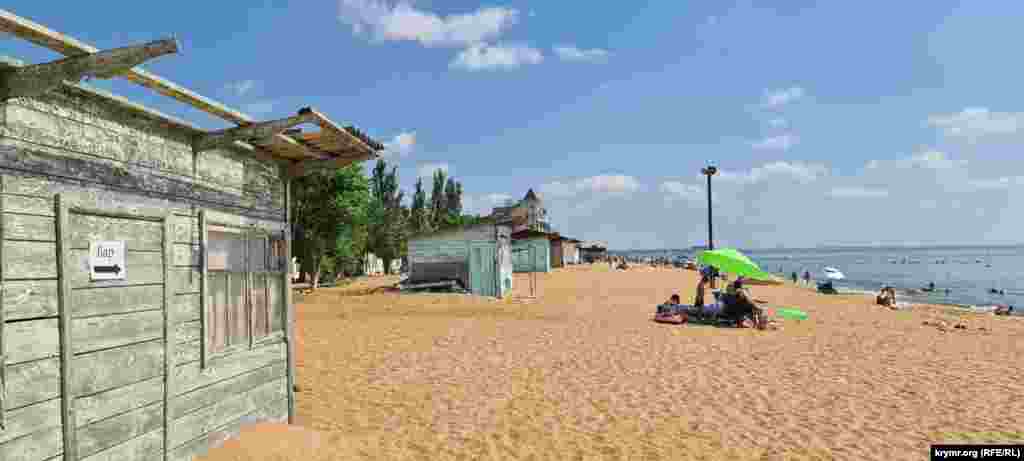 Старі убогі будівлі на пляжі надають йому вигляду глухої провінції