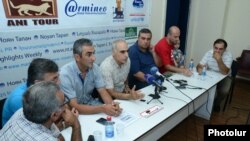 Члены движения «Вон из нашего кармана!» на пресс-конференции, Ереван, 24 июля 2015 г.