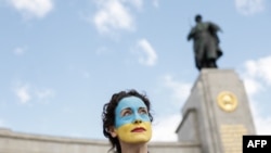 Привърженичка на Украйна пред съветския военен мемориал Тиргартен в Берлин на 8 май 2025 г. по време на честването на 80-годишнината от победата над Нацистка Германия през 1945 г.