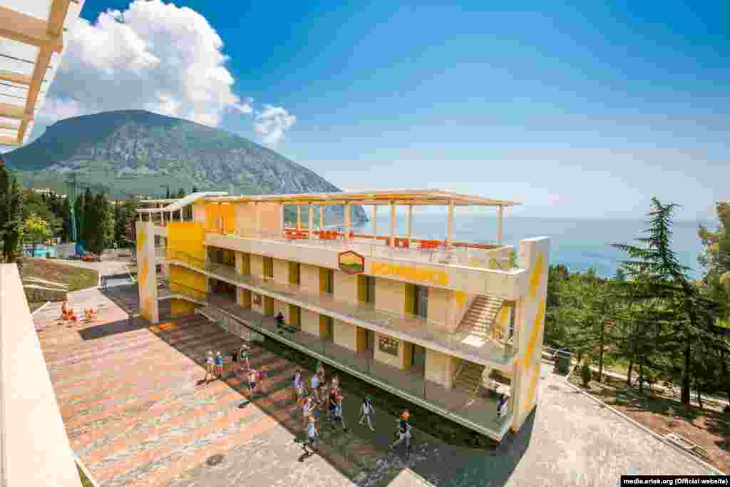 Частина табору, 2021 рік.У 2024 році «Артек» та кілька людей, причетних до його роботи, потрапили під санкції ЄС через ймовірну роль табору в утриманні українських дітей. У багатьох випадках дітям «не дозволяли повертатися додому і підштовхували їх до демонстрації підтримки Росії», зазначається у звіті про санкції