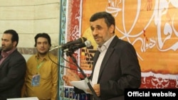 محمود احمدی‌نژاد از سوی مخالفان و مقامات دولت حسن روحانی به ریخت و پاش درآمدهای نفتی ایران متهم است. (عکس: سایت دولت بهار)