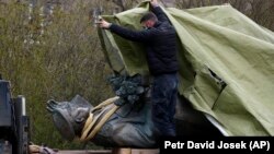 Пам’ятник буде перенесений у депозитарій і згодом стане частиною експозиції Музею пам’яті XX століття, який створюється в чеській столиці