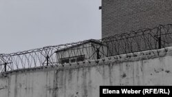 Здание следственного изолятора в Караганде, где шел суд и содержались под арестом большинство обвиняемых по делу о массовых беспорядках в Сатпаеве.