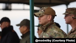 Вайсковы аташэ ЗША Браян Шуп назірае за вучэньнямі 15 верасьня 2025 году