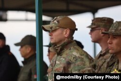 Вайсковы аташэ ЗША ў Беларусі Браян Шуп (у цэнтры) назірае за вучэньнямі «Захад-2025»