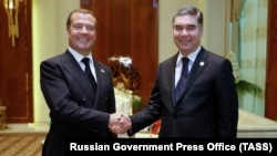 قربانقلی بِردی‌محمداف (راست) در کنار دیمیتری مدودف، نخست وزیر روسیه، در حاشیه همایش خزر