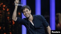 Ispaniyalik taniqli yulduz Enrike Iglesias. 